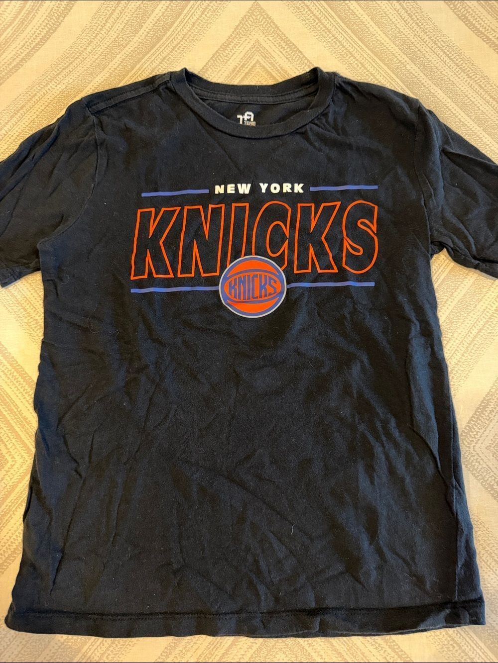 Team Athletics New York Knicks Black Graphic Tee – Youth Large 10/12